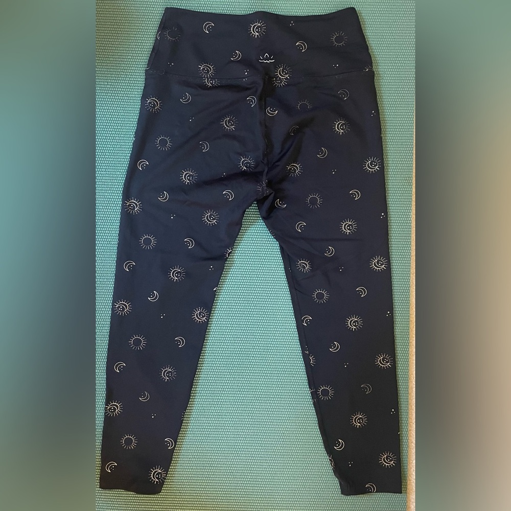 Beyond Yoga Sun & Moon ☀️🌙Gold Foil & Black 7/8 Legging XL - Picture 4 of 7